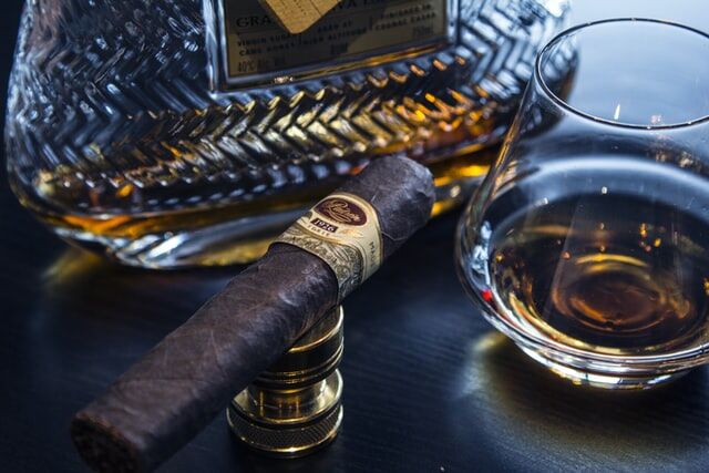 6 Amazing Gift Ideas For People Who Love Smoking Cigars